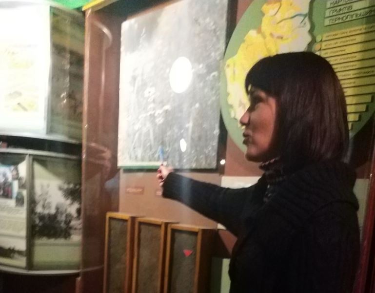 Зав.відділом природи Антоніна Олександрівна детально знайомить із грунтами області